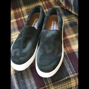 Steve Madden slip one
